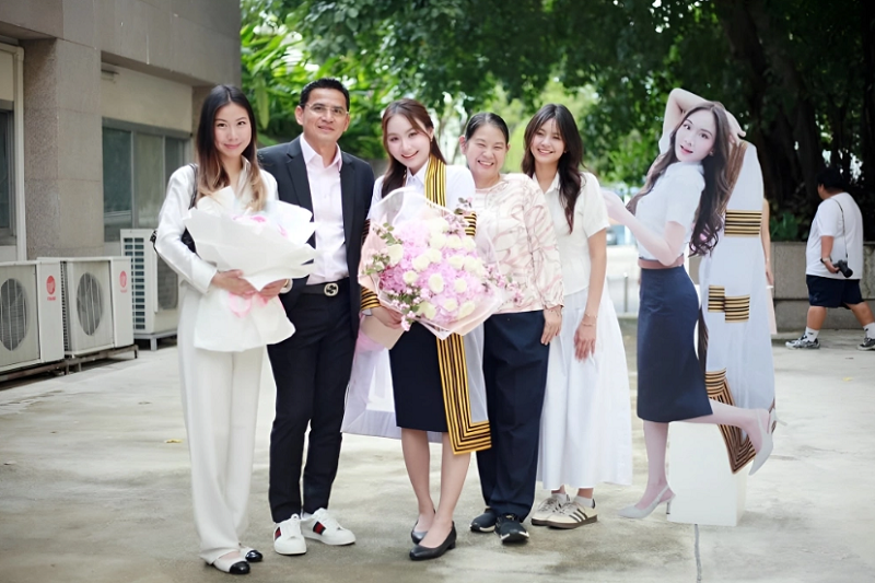 hlv-kiatisuk-hanh-phuc-trong-ngay-con-gai-tot-nghiep