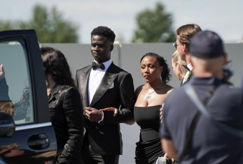 bukayo-saka-chinh-thuc-dinh-hon-ban-gai-lau-nam-trong-khong-gian-lang-man-o-london